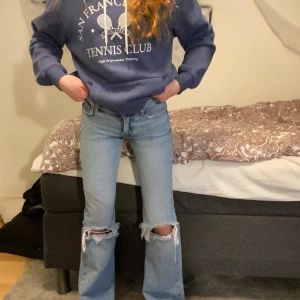 Jeans - Säljer dessa bootcut jeansen med hål på. Jag kan posta idag. Betalar endast med Swish. 💕