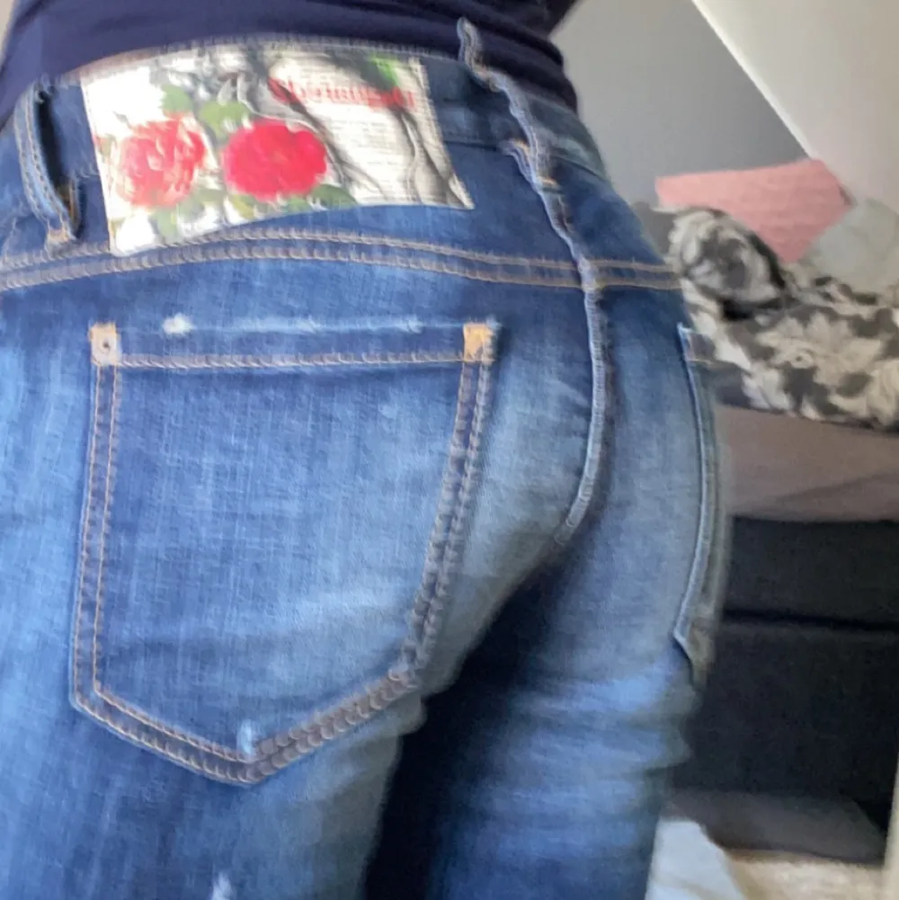 Säljer mina Dsquared jeans då de inte kommer till användning. Super bra skick💕. Jeans & Byxor.