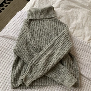 Grå stickad tröja  - Grå stickad tröja med polo perfekt till hösten! Använd ca 2 gånger storlek 34/36 