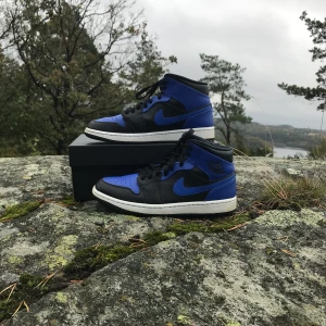 AIR JORDAN 1 MID HYPER ROYALE  - Nyskick  Kondition 8/10 Storlek 42/5 Pris: 1100kr Nypris: 2000-2400kr Skickas med original kartong  Kan skicka mer bilder om det behövs👍