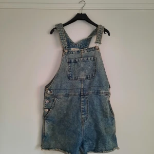 Hängsleshorts Monki - Hängsleshorts från Monki. Mycket fint skick, använda 2 gånger.