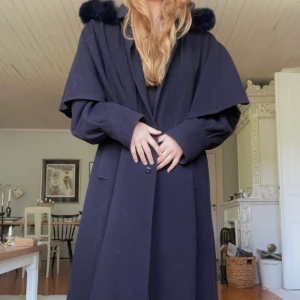 Vintage kappa - En vacker blå vinterkappa med luva och cape som är avtagbara. Luvan har lurvig kant. Storlek 38 i en mer oversized fit. Från LOOK Scandinavian. Den är vintage men sparsamt använd.  Priset inkluderar frakten. 