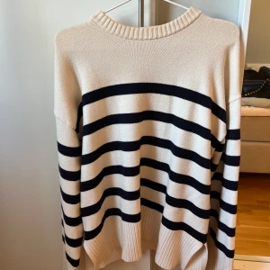 Randig tröja - Randig tröja från zara. Slits i kanterna nere. Superfint skick och så fin till hösten!