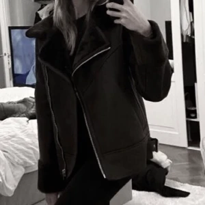 Vinterjacka  - Mysig jacka från hm perfekt nu till vintern! Startar budgivning om flera är intresserade! (Lånad första bild)