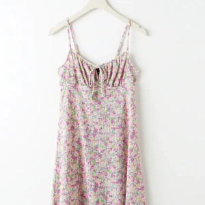 Klänning - Super fin klänning men säljer tyvärr pågrund av att jag har bytt stil lite och skulle gärna sälja. 