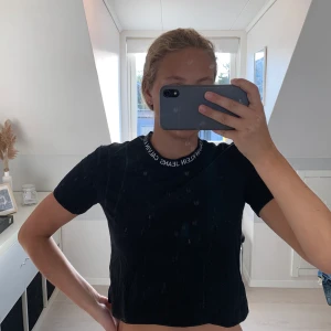 Calvin Klein t-shirt - Svart lite croppad t-shirt från Calvin Klein, knappt använd. Liten i storleken. (Frakt tillkommer)