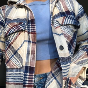 Tunn jacka i fina färger - Super fin jacka i fina höst färger perfekt när du behöver något lätt att sätta på dig en varm höstdag🍁Jackan är i storlek SX men har en oversized fit och är från Gina tricot🤩