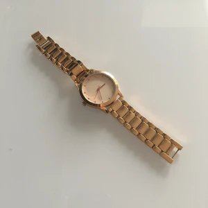 Guldfärgad klocka - Guldfärgad klocka i fint skick, små repor/ skav finns om man kollar nära🌸 Batteriet behöver bytas! Hämtas i Kungsbacka eller skickas mot fraktkostnad☺️