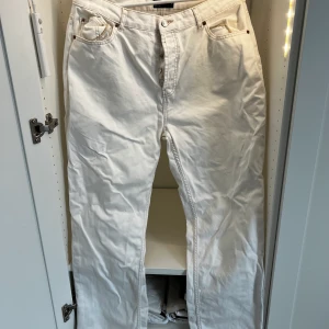 Vita raka jeans - Använda 1 gång, behöver strykas