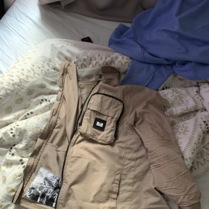 Weeknd offender overshirt  - Vid snabb affär så kan priset sänkas.