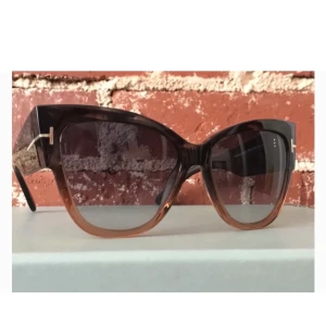 TOM FORD solglasögon  - Tom Ford solglasögon.  Sparsamt använda. Kommer med orginalfodral.