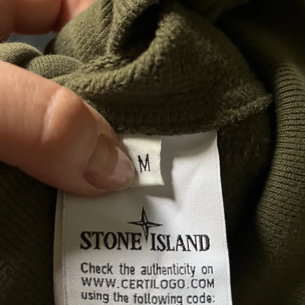 Kollar intresset på denna tröjan från Stone Island, KOM MED BUD priset är satt så högt för att man annars inte ska köpa direkt! Fint skick. Hoodies.