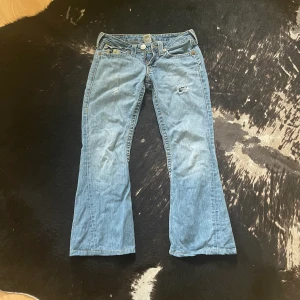 true religion jeans  - ett par jättefina true religion jeans som inte kommer till användning dom är bootcut och har jätte coola fickor där back ❤️