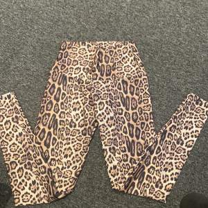 Leopard tights i ett silkes typ material! Storlek S/M! 