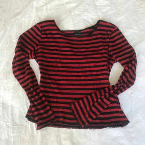 randig tröja  - rödsvart randig långärmad topp❤️ säljer då jag inte använder mer