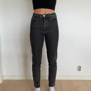 Raka jeans från Cubus. Knappt använda.  Färgen är svart/grå. Raka jeans med hög midja. Ganska stretchiga jeans och därför väldigt sköna.  Inga defekter eller skador.  💗💗💗