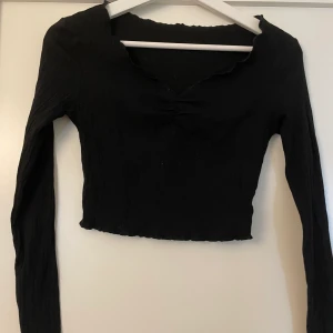 Topp - Svart topp med ribbat tyg