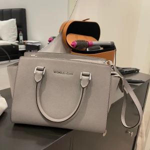 Michael kors väska  - Använd vid fåtal tillfällen, köptes för 3000kr. I väldigt fint skick. 