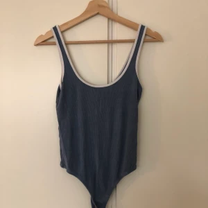 Asos linne body XS  - Inköpt för flera år sedan och väl använd men fint skick. Lappen borttagen med storlek men det är stl XS. 
