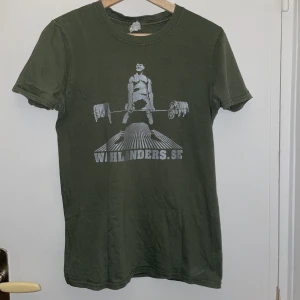 Wahlander T-shirt - Tröja som jag fick i samband med att jag köpte mitt lyftbälte från Wahlander. Tröjan är använd mindre än 10 gånger. Storlek S men skulle säga att den sitter mer som M.