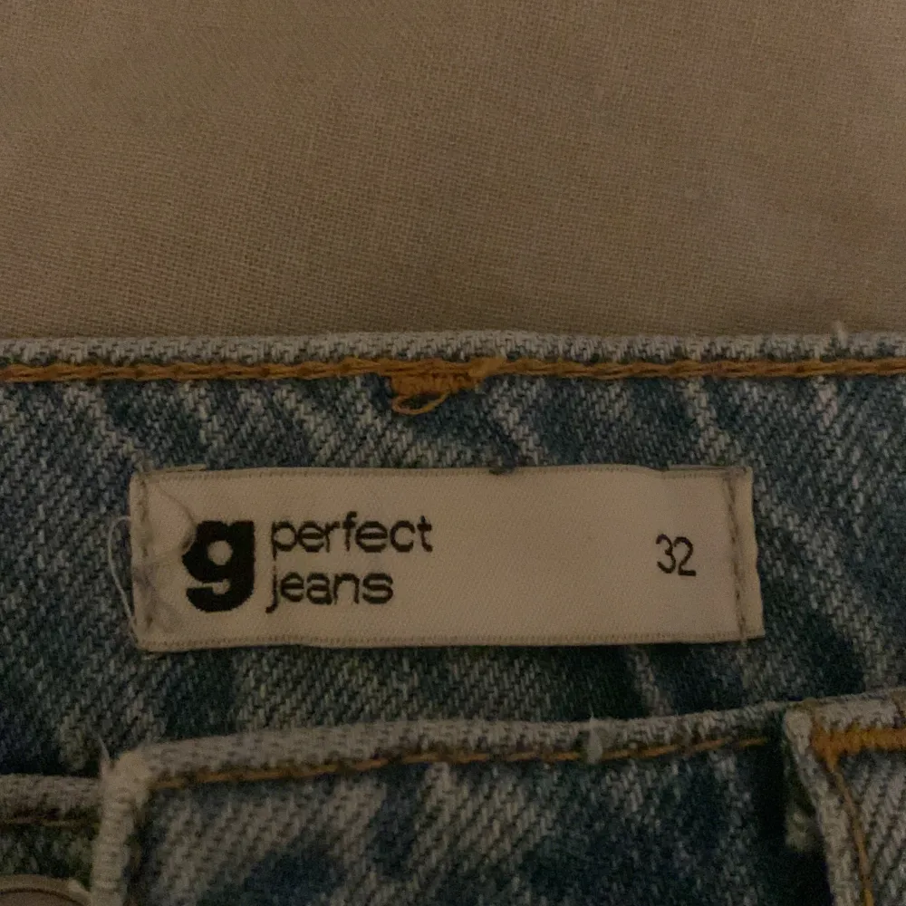 Jeans från GinaTricot som är ljus blåa. Jag säljer pågrund av att jag växt ur dem, är i storlek 32. Jeansen är i bra kvalite!💕💕. Jeans & Byxor.