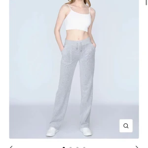 Gråa juicy  - Säljer mina nya gråa juicy byxor! Storlek xxs, skulle säga att dem har hållt sig bra i storleken och är som nya! Priset kan diskuteras, köpta för 1100kr