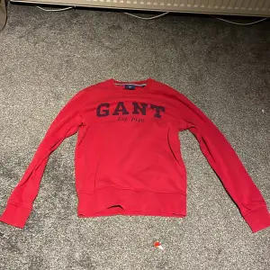 En röd gant hoodie/ collegetröja i bra skick ( jag står inte för frakten