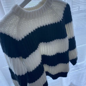 Stickad tröja - Säljer denna stickade tröja från Zara. Den är i storlek 164 men sitter som xs/s🤍
