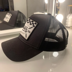 Von Dutch Trucker keps; live fast  - Köpte kepsen i Amerika och har endast använts cirka 1-2 ggr. Den är i väldigt bra skick köpte för 350kr och säljer nu för 120kr💚