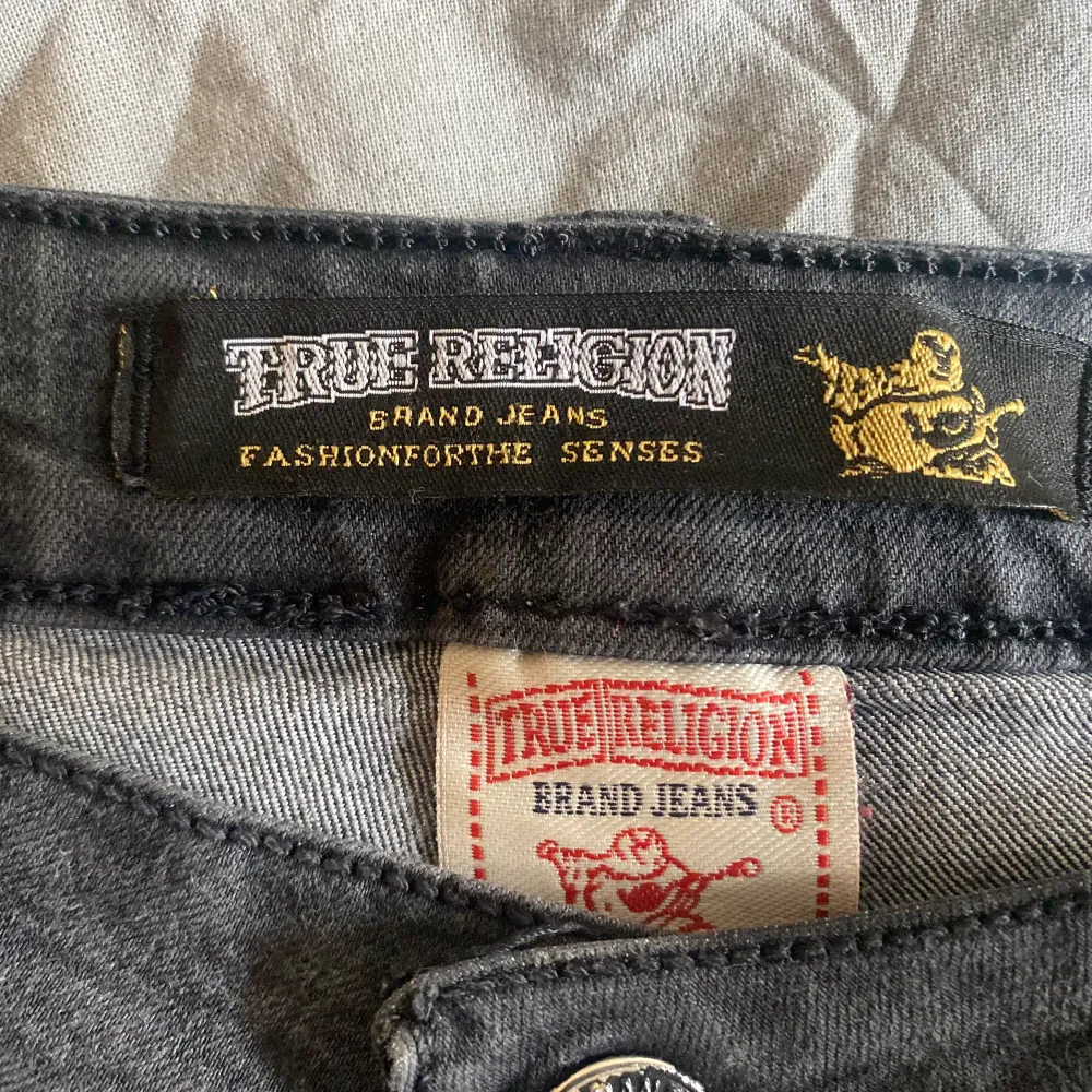 Säljer mina svarta true religion jeans med glitter aktiga detaljer på fickorna. Byxorna är i storlek 33 men jag skulle säga att dom sitter bäst på någon med storlek XS då dom är korta för att vara storlek 33. Jeans & Byxor.