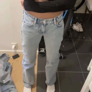 weekday arrow low jeans - säljer mina supersnygga arrow jeans som inte kommer till användningen. Max använda 3 gången. Köparen står för frakten! nypris 500kr💗☺️