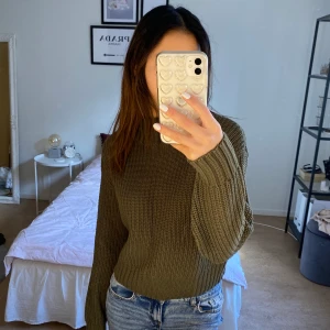 Grön stickad tröja h&m - Olivgrön stickad tröja från hm som passar perfekt till höst/vinter. I bra skick. Kan mötas upp eller frakta.