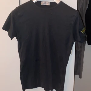 Stone island t-shirt - Stone island t-shirt, äkta. Knappast använd bara ett par gånger och i bra skick, säljer pågrund av att jag rensar min garderob.