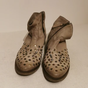 Mjus boots - Sparsamt använda skinn boots. Fraktavgiften står du själv för. 