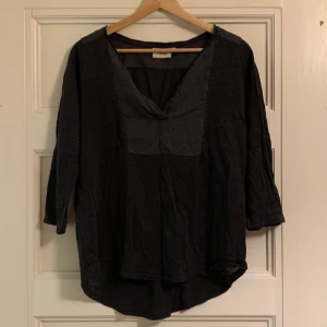 Svart Blus - En svart blus ifrån boomerang. Helt oanvänd. Storlek M. 200kr + frakt (cirka 50kr)