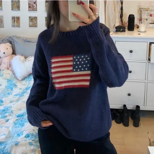 Gant Flag Sweater - Säljer min gant tröja med amerikanska flaggan, storlek M (jag har xs)🤎Fint skick! Hämtas i slussen eller postas. Köp nu är på :)