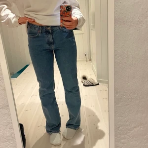 Midwaisted straight leg jeans  - Straight leg jeans med midwaist. Knappt använda. 