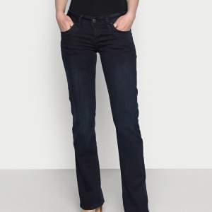 Säljer dessa lågmidjade LTB jeans i storlek 26x32. Helt nya och aldrig använda. Slutsålda på hemsidan i alla storlekar!! Nypris 829. Säljer för 700💘