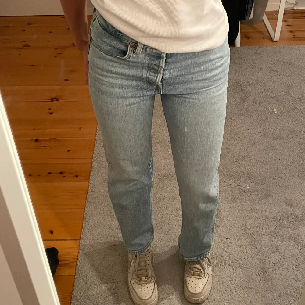 Ljusblåa straight Levis jeans i fint skick. Jag är 169 cm, se bild 2 för att se hur de sitter. Köpare står för frakten 💕. Jeans & Byxor.