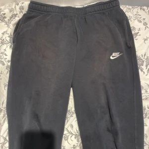 Nike Mjukisbyxor - Ett par svarta nike mjukisbyxor som jag inte använder längre