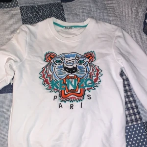 Kenzo tröja - Säljer en kenzotröja i bra skick. Den är i storlek small men ganska liten till storleken så kan även passa folk med xs. 