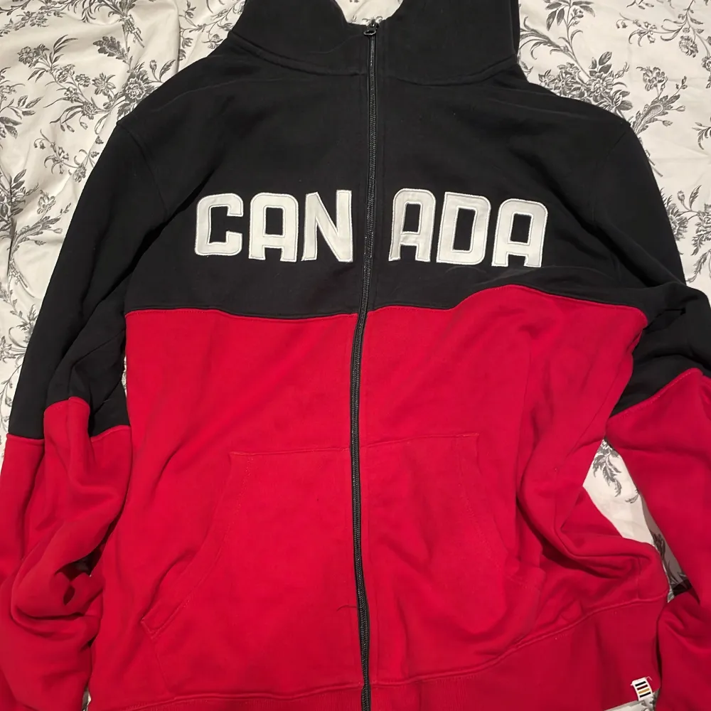 En canada hoddie från olympic köpt i arenan. Hoodies.