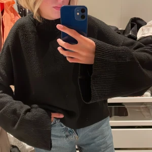 Tröja   - Svart lite kortare stickad tröja med halvpolo och vida armar 🖤 Storlek XXS men passar även en XS