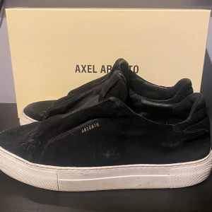 Arigato skor - Säljer mina Arigato skor. Säljer dom billigt pågrund av att dom är rätt så andvända Nypris: 2000kr