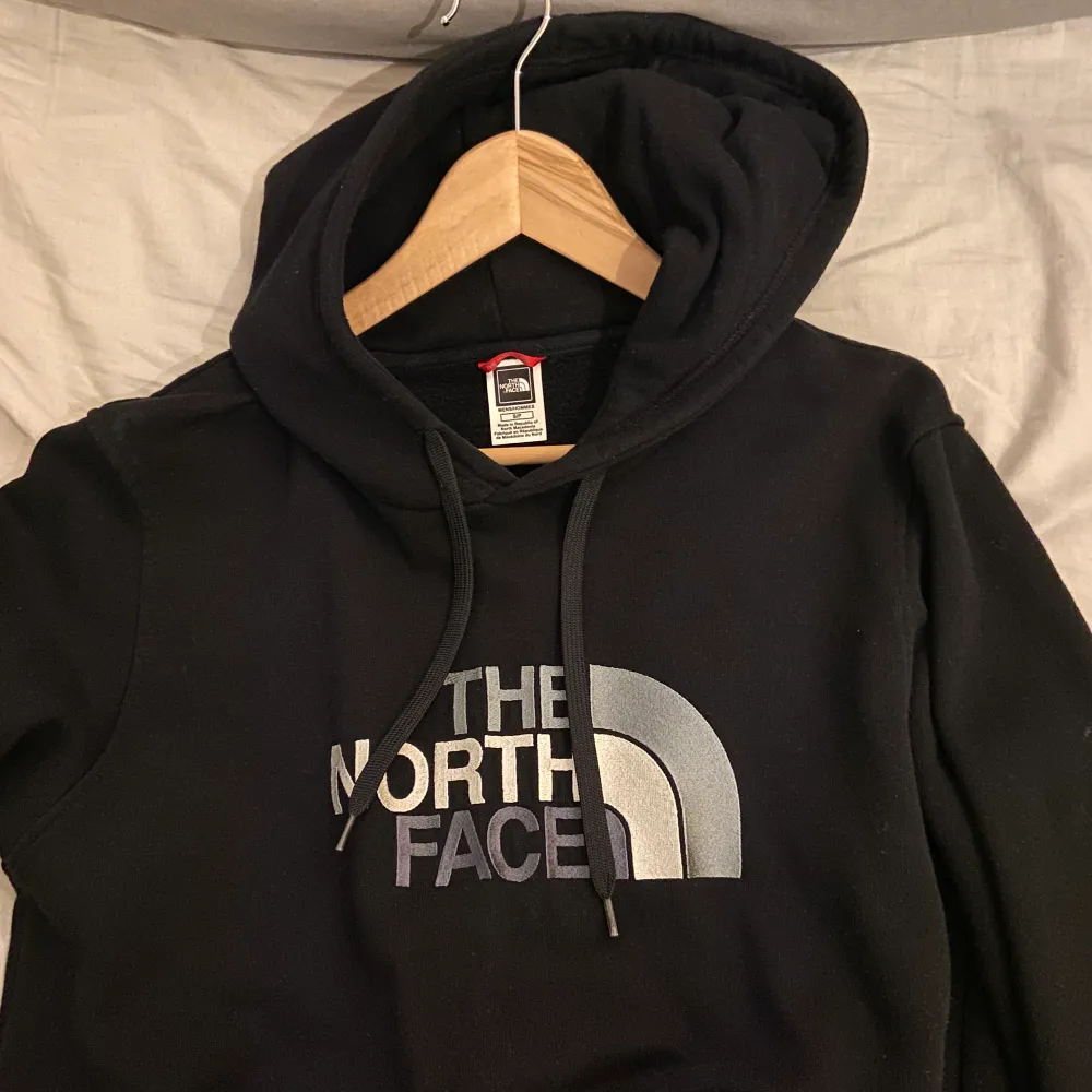 En jätte bekväm The North Face hoodie i bra skick i storlek S men passar även M. Pris kan diskuteras . Hoodies.