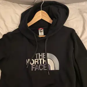 En jätte bekväm The North Face hoodie i bra skick i storlek S men passar även M. Pris kan diskuteras 