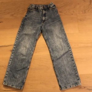 Blåa breda jeans storlek 8-9år - Blåa breda jeans! Inkluderar ej frakt eller Swish. Tar Swish