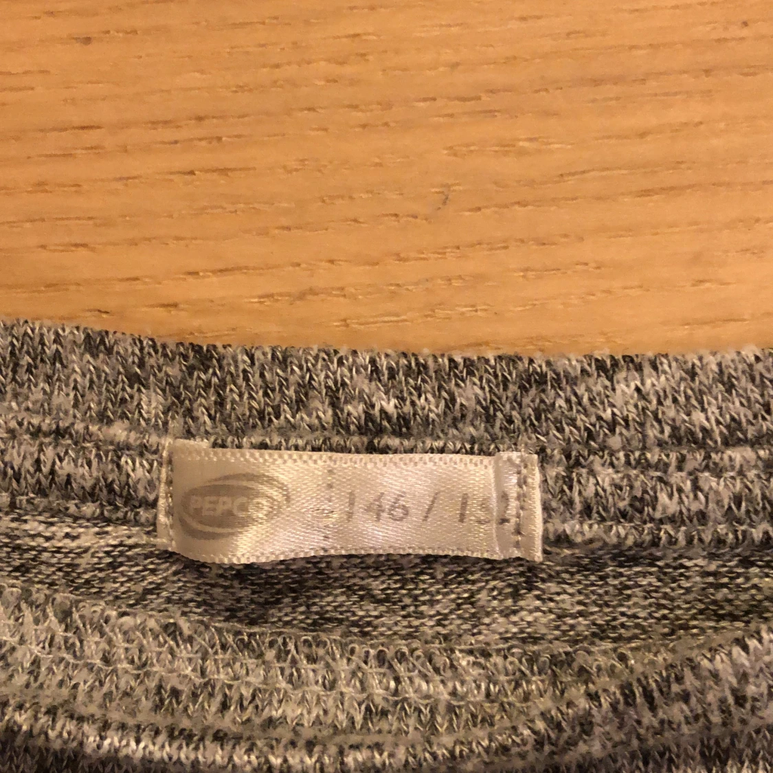 Grå tröja storlek 146/152 - 90