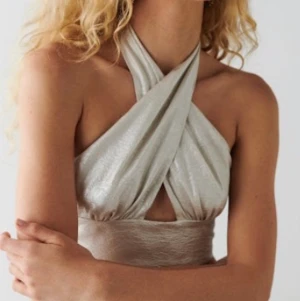 Fest topp  - Silvrig fest topp helt ny och prislappen kvar från ginatricot i storlek XS 