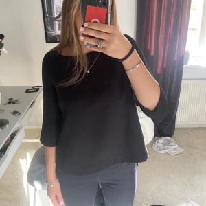 tröja med trekvartslånga arm - Super fin svart tröja med trekvartslånga armar. Superfint skick endast använd ca 3 gånger💗